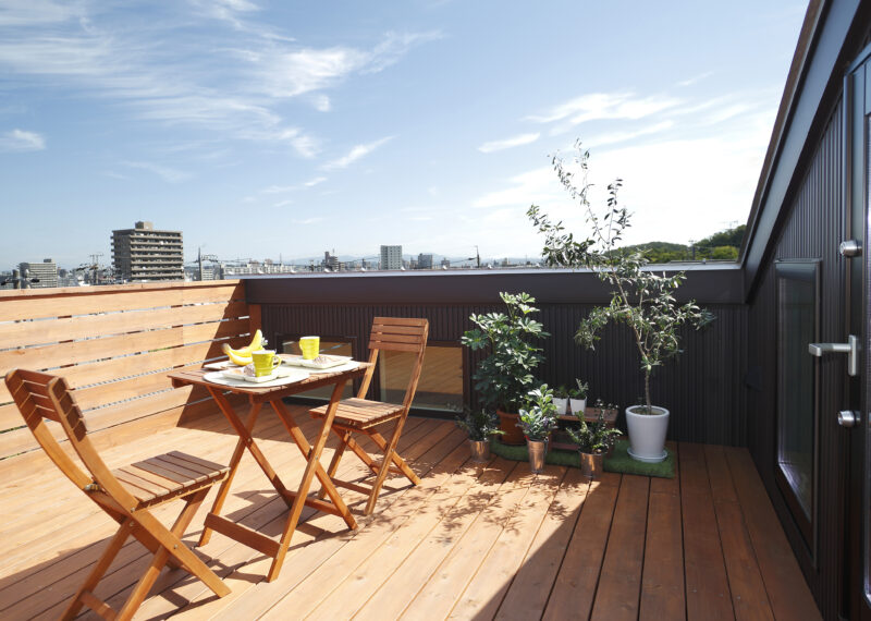 遠くまで見渡せる屋上庭園のあるお家