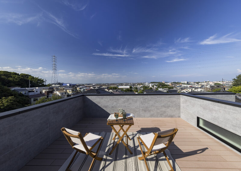 屋上庭園でプライベート空間を楽しむ住まい