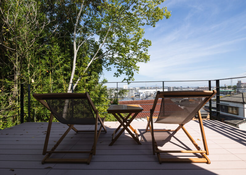 内と外が自然に行き来できるウッドデッキのある住まい