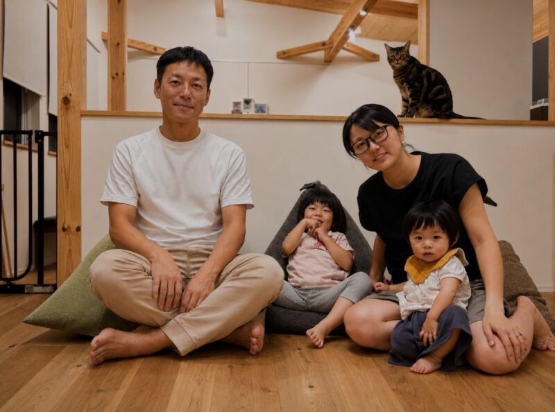 猫と家族がのびのび暮らす、2階リビングとテラスのある分譲住宅
